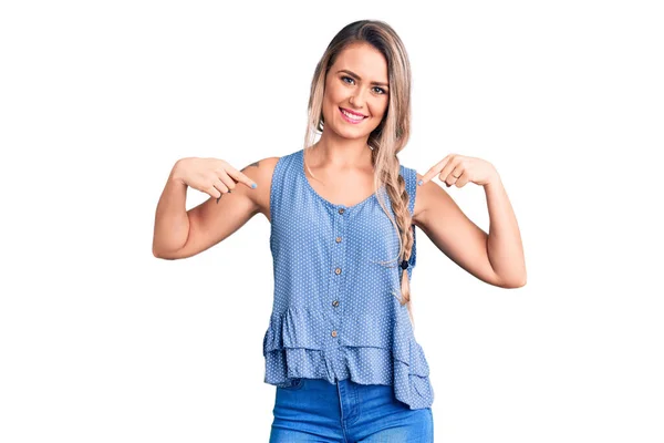 Young Beautiful Blonde Woman Wearing Casual Sleeveless Shirt Looking Confident — Stock Photo, Image