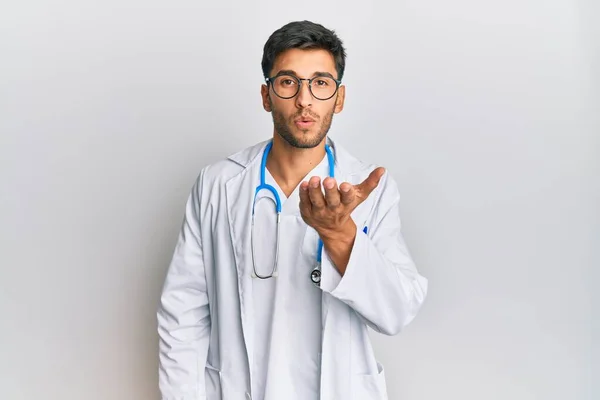 Pemuda Tampan Mengenakan Seragam Dokter Dan Stetoskop Melihat Kamera Meniup — Stok Foto