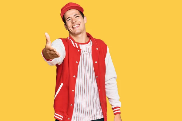 Bonito Homem Caucasiano Vestindo Uniforme Beisebol Sorrindo Amigável Oferecendo Aperto — Fotografia de Stock