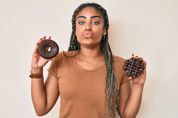 Joven Mujer Afroamericana Con Trenzas Sosteniendo Donut Chocolate Gofre Mirando —  Fotos de Stock