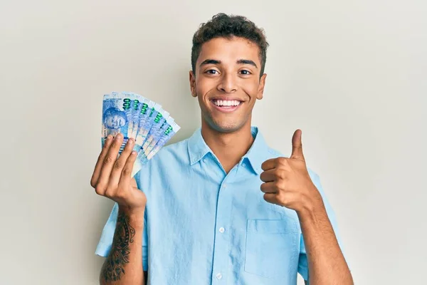 Молодий Африканський Американець Який Тримає Південноафриканські Банкноти 100 Рандів Усміхаючись — стокове фото