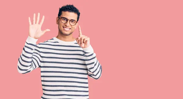 Hispanic Stilig Ung Man Bär Casual Kläder Och Glasögon Visar — Stockfoto