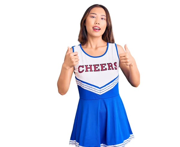 Ung Vacker Kinesisk Flicka Bär Cheerleader Uniform Framgång Tecken Gör — Stockfoto