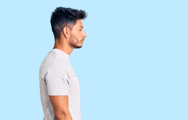 Guapo Joven Latinoamericano Con Camiseta Casual Mirando Costado Pose Perfil —  Fotos de Stock