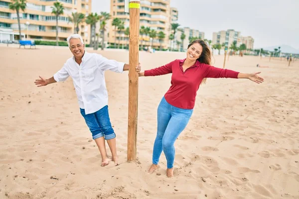 Medelålders Par Förälskade Promenader Kul Stranden Glad Och Glad Tillsammans — Stockfoto