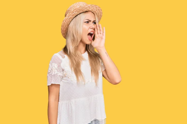 Young Blonde Girl Wearing Summer Hat Shouting Screaming Loud Side — Stock Photo, Image