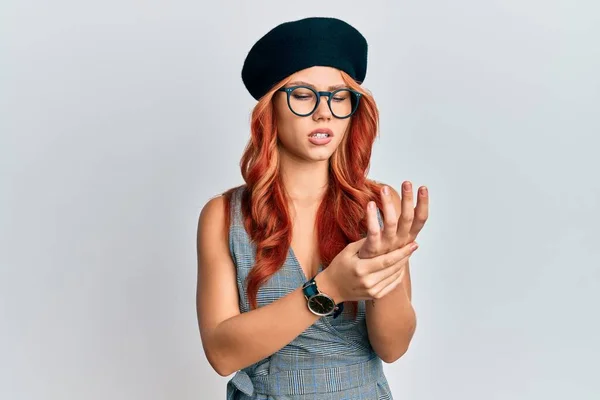 Young Redhead Woman Wearing Fashion French Look Beret Suffering Pain — Stock Photo, Image