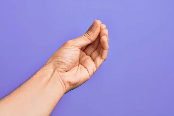 孤立した紫色の背景の上に指を示す白人青年の手は 指で一緒にイタリアのジェスチャーを行います コミュニケーションジェスチャーの動き — ストック写真