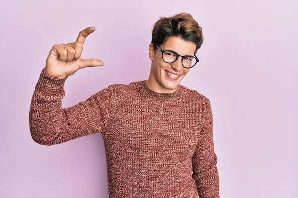 Bonito Homem Caucasiano Vestindo Camisola Casual Óculos Sorrindo Gestos Confiantes — Fotografia de Stock