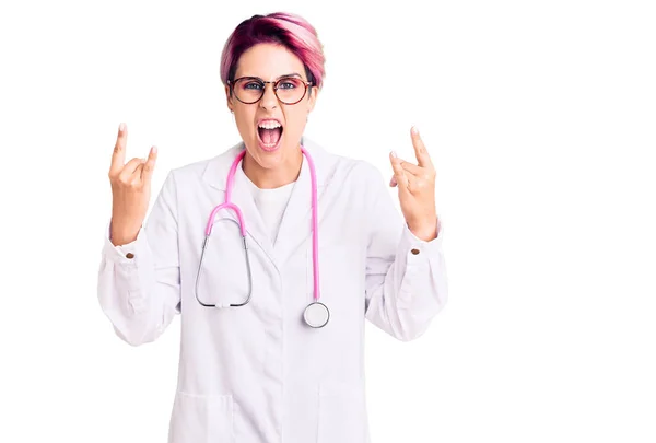 Mulher Bonita Nova Com Cabelo Rosa Vestindo Uniforme Médico Gritando — Fotografia de Stock