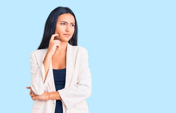 Jeune Belle Fille Latine Portant Des Vêtements Travail Visage Sérieux — Photo