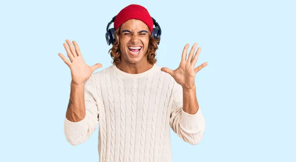 Молодий Іспаномовний Чоловік Слухає Музику Використовуючи Навушники Святкують Божевільний Божевільний — стокове фото