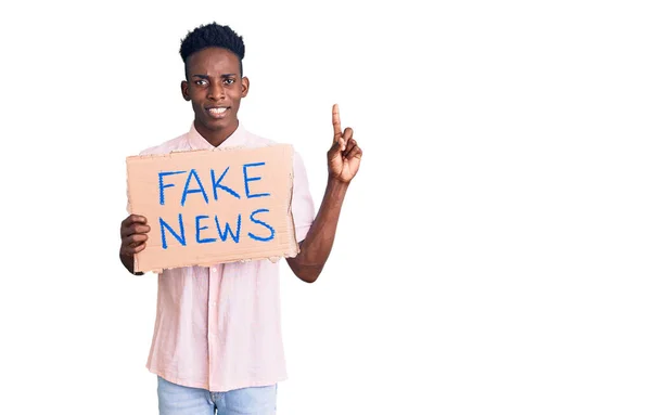 Jonge Afro Amerikaanse Man Met Nep Nieuws Spandoek Verrast Met — Stockfoto