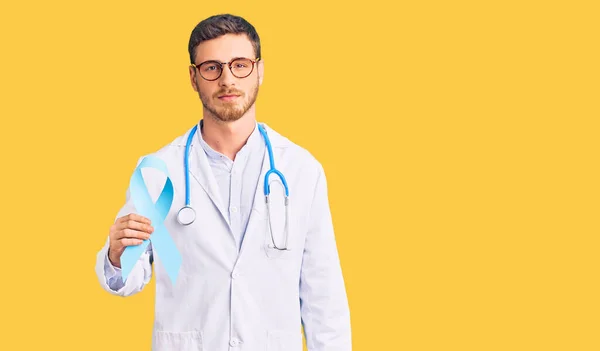 Jovem Bonito Com Urso Vestindo Uniforme Médico Segurando Atitude Pensamento — Fotografia de Stock