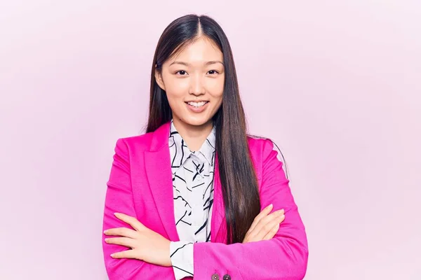 Mladá Krásná Číňanka Elegantním Oblečení Šťastný Obličej Úsměvem Zkříženýma Rukama — Stock fotografie