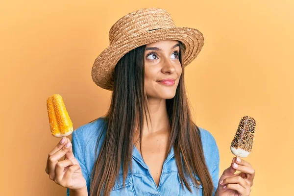 Mujer Hispana Joven Con Estilo Veraniego Sosteniendo Helado Sonriendo Mirando —  Fotos de Stock