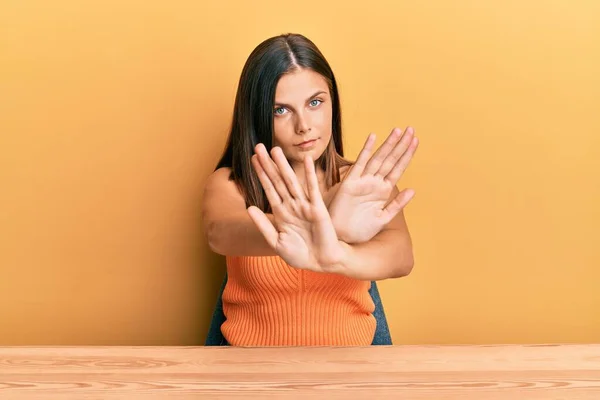 Giovane Donna Caucasica Indossa Abiti Casual Seduta Sul Tavolo Espressione — Foto Stock