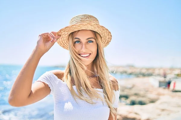 Joven Chica Turista Rubia Sonriendo Feliz Mirando Cámara Caminando Paseo — Foto de Stock