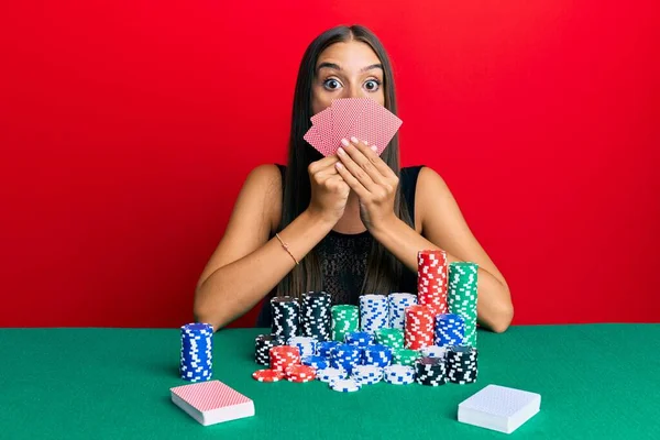 Jovem Hispânica Jogando Poker Cobrindo Rosto Com Cartas Com Medo — Fotografia de Stock