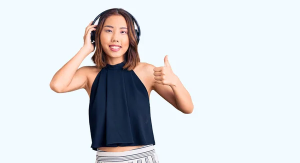 Menina Chinesa Bonita Nova Ouvindo Música Usando Fones Ouvido Sorrindo — Fotografia de Stock