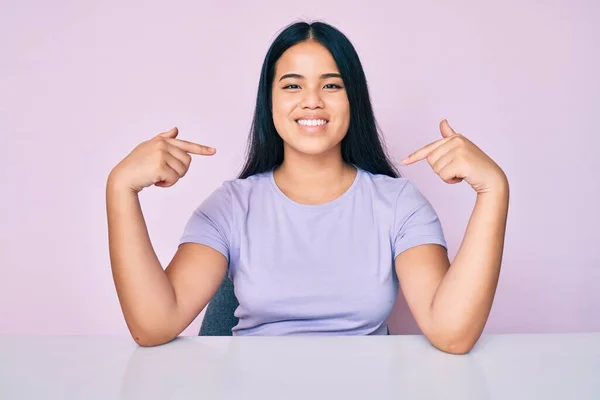 Jong Mooi Aziatisch Meisje Dragen Casual Kleding Zitten Tafel Kijken — Stockfoto