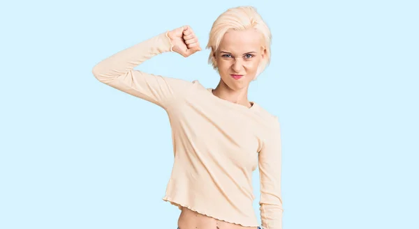 Ung Blond Kvinna Bär Casual Kläder Stark Person Visar Arm — Stockfoto