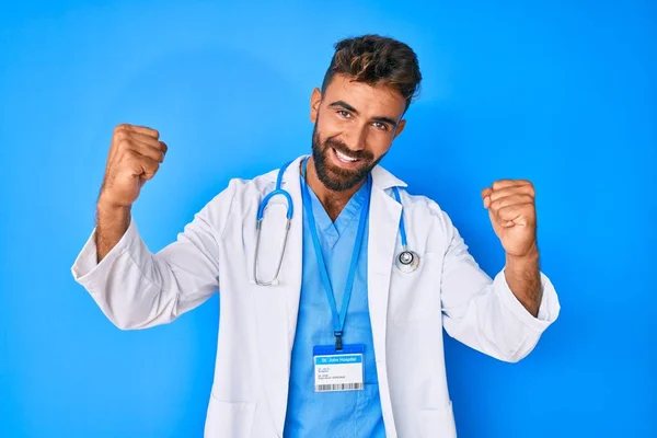 Jeune Homme Hispanique Portant Uniforme Médecin Stéthoscope Criant Fier Célébrant — Photo