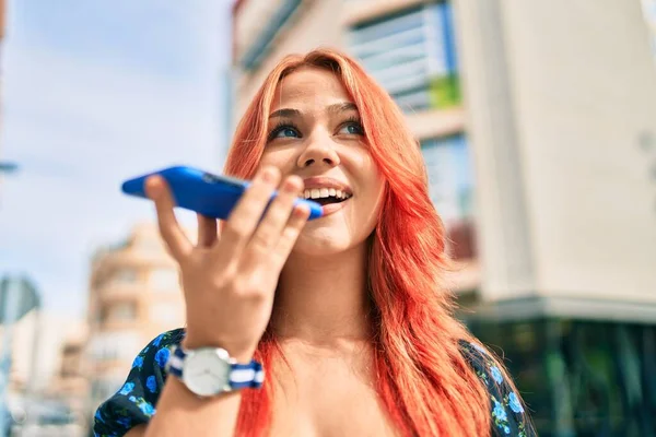 Ung Rödhårig Flicka Ler Glad Skicka Röstmeddelande Med Smartphone Staden — Stockfoto