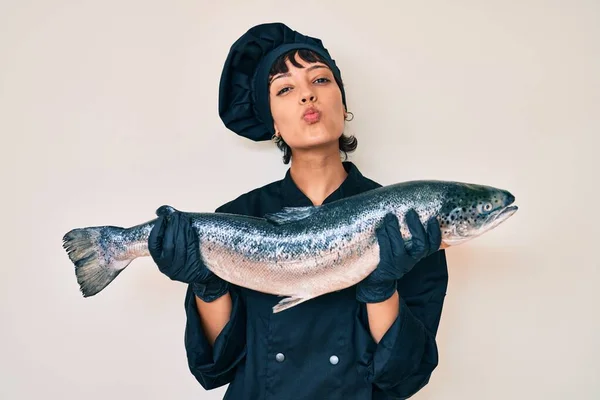 Mulher Bonita Morena Chef Profissional Segurando Peixe Salmão Fresco Olhando — Fotografia de Stock