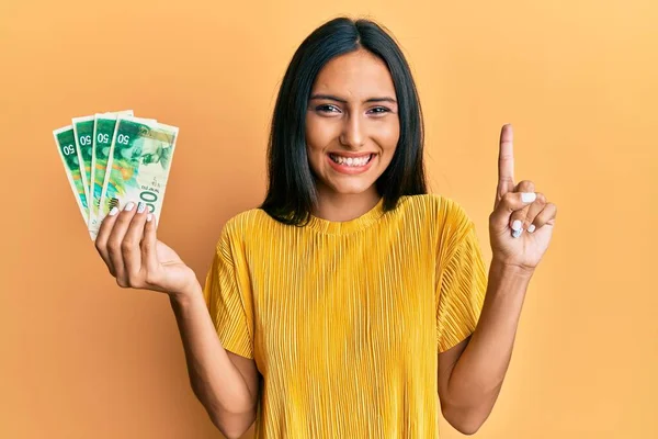 Jonge Brunette Vrouw Met Israel Shekels Bankbiljetten Lachen Met Een — Stockfoto