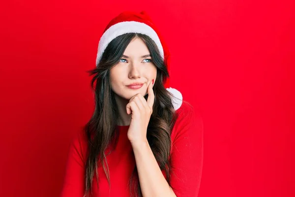 Joven Hermosa Chica Caucásica Con Sombrero Navidad Cara Seria Pensando — Foto de Stock