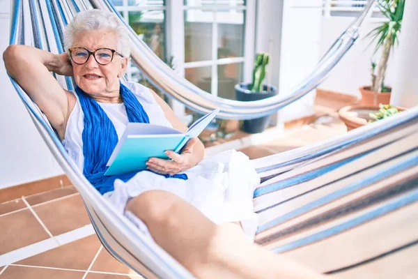 Ältere Seniorin Mit Grauen Haaren Lächelt Glücklich Entspannt Auf Einer — Stockfoto