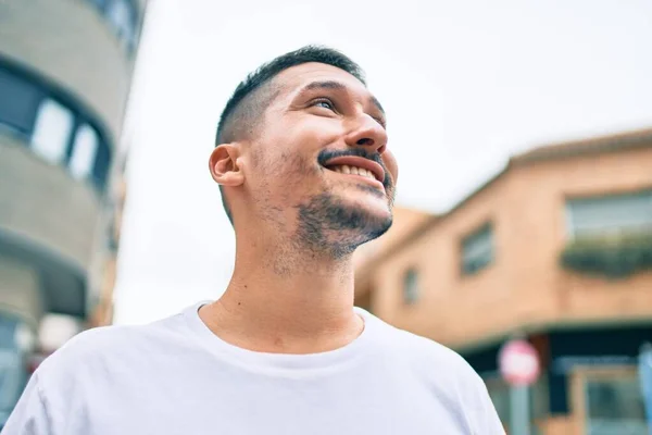 Ung Latinamerikansk Man Ler Glad Promenader Gatan Staden — Stockfoto