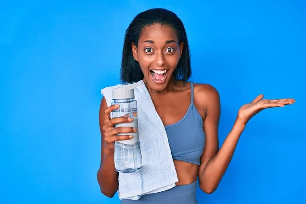 Joven Mujer Afroamericana Con Ropa Deportiva Bebiendo Botella Agua Celebrando —  Fotos de Stock