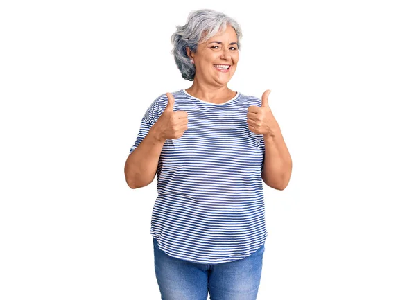 Starsza Kobieta Siwymi Włosami Nosząca Luźne Paski Odzieży Znak Sukcesu — Zdjęcie stockowe