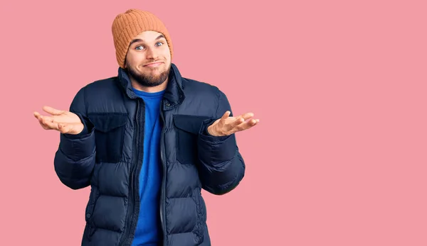 Jonge Knappe Man Draagt Winterkleding Onwetend Verwarde Uitdrukking Met Opgeheven — Stockfoto