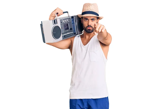 Ung Latinamerikan Som Håller Boombox Lyssnar Musik Som Pekar Med — Stockfoto