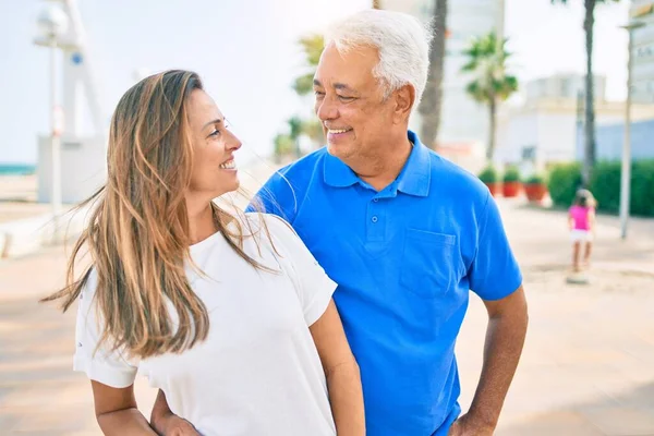 Casal Hispânico Meia Idade Sorrindo Abraço Feliz Passeio — Fotografia de Stock