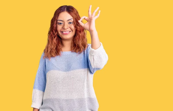 Молода Латинська Жінка Повсякденному Одязі Посміхається Позитивно Роблячи Знак Рукою — стокове фото