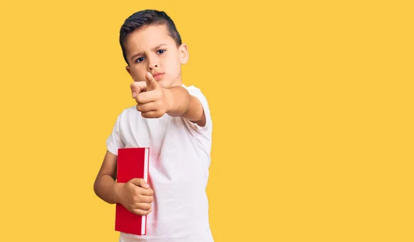 Petit Garçon Mignon Lisant Livre Pointant Doigt Vers Caméra Vers — Photo