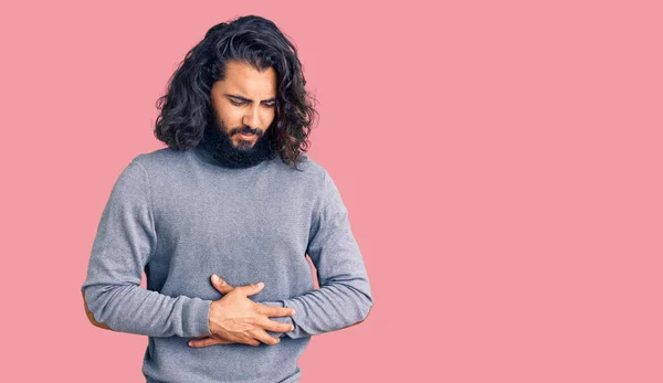 Hombre Árabe Joven Que Usa Ropa Casual Con Mano Estómago —  Fotos de Stock