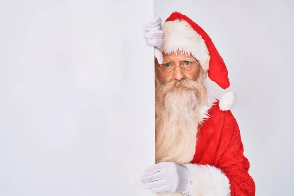 Staruszek Siwymi Włosami Długą Brodą Kostiumie Świętego Mikołaja Trzymający Sztandar — Zdjęcie stockowe