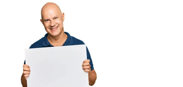 Homem Careca Meia Idade Segurando Banner Vazio Branco Olhando Positivo — Fotografia de Stock