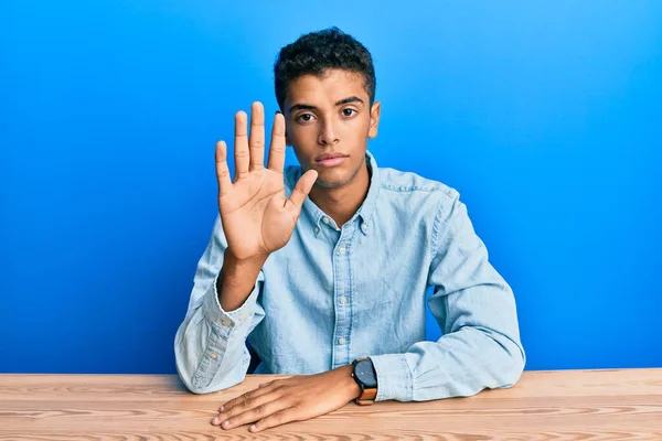 Ung Vacker Afrikansk Amerikan Klädd Vardagskläder Sittandes Bordet Och Slutar — Stockfoto