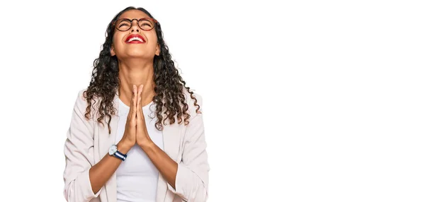 Fiatal Afro Amerikai Lány Üzleti Ruhában Könyörög Imádkozik Kéz Kézben — Stock Fotó