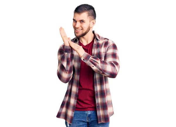 Jovem Homem Bonito Vestindo Camisa Casual Batendo Palmas Aplaudindo Feliz — Fotografia de Stock