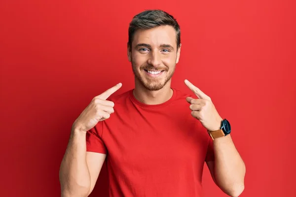 Hombre Caucásico Guapo Vistiendo Camiseta Roja Casual Sonriendo Con Boca — Foto de Stock