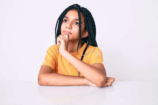 Ung Afrikansk Amerikansk Flicka Barn Med Flätor Bär Casual Gul — Stockfoto