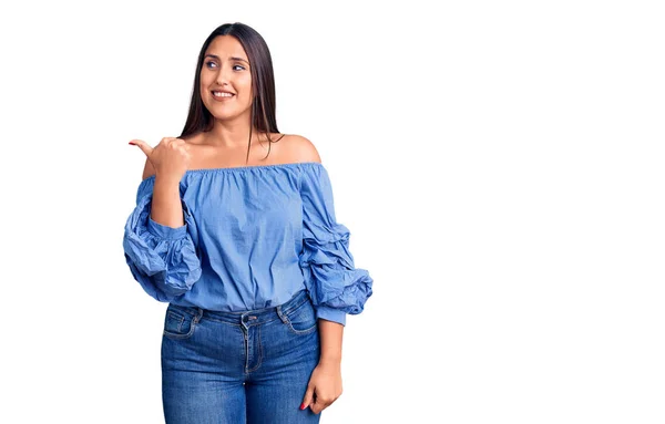 Jovem Bela Mulher Morena Vestindo Camiseta Casual Sorrindo Com Rosto — Fotografia de Stock