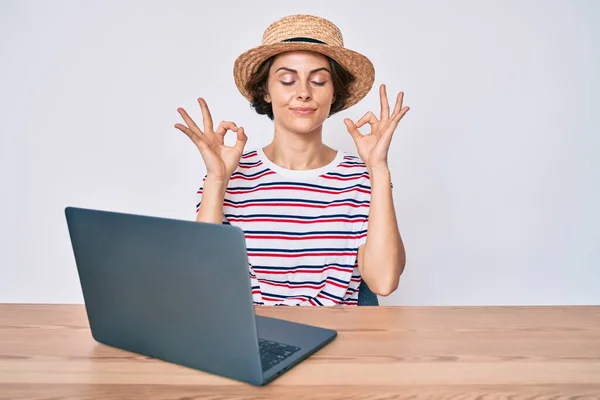 Young Hispanic Woman Working Laptop Sitting Table Relax Smiling Eyes — Stock Photo, Image